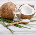 Aceite para masajes de coco elaborado con ingredientes naturales para hidratar y nutrir la piel.