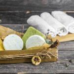 Jabones artesanales, bombas de baño y toallas para una experiencia de spa y cuidado natural de la piel.