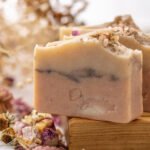 Jabón artesanal de avena elaborado con ingredientes naturales para hidratar y cuidar la piel.