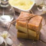 Jabones artesanales elaborados con ingredientes naturales para el cuidado e hidratación de la piel.