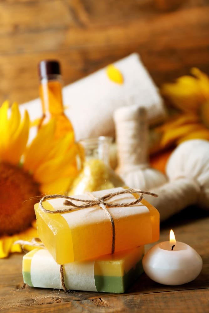 Productos de cuidado personal naturales con jabones artesanales, aceites y cosmética natural.