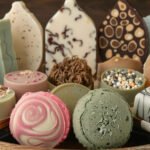 Jabones artesanales, bombas de baño y productos naturales para el cuidado de la piel y el bienestar.